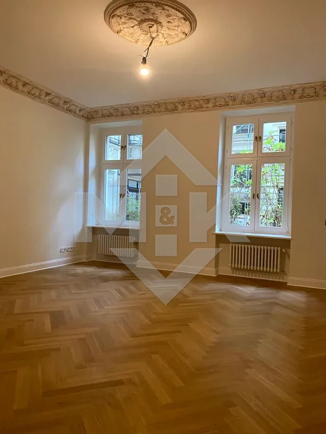 Sanierter Altbauraum mit historischen Wanddetails