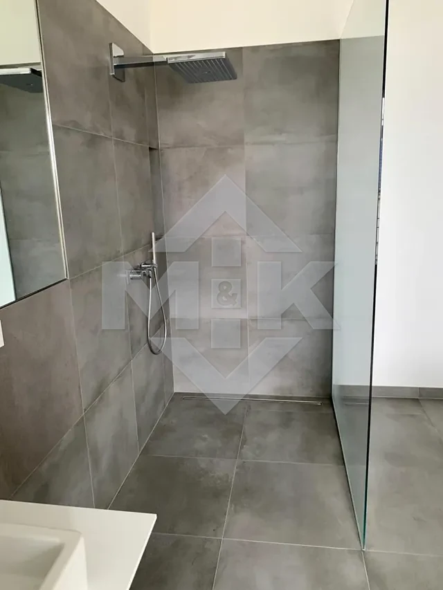 Bodengleiche Dusche mit großformatigen Wand- und Bodenflächen