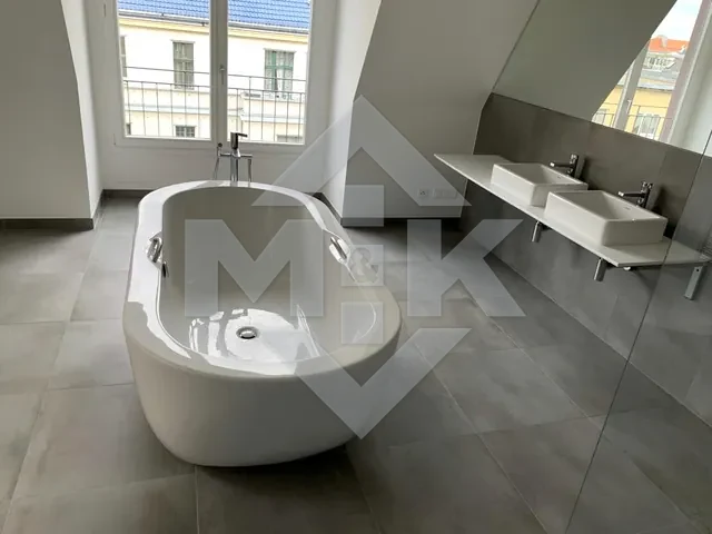 Modernes Bad mit freistehender Badewanne