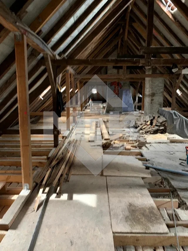 Freigelegter historischer Dachstuhl während des Ausbaus
