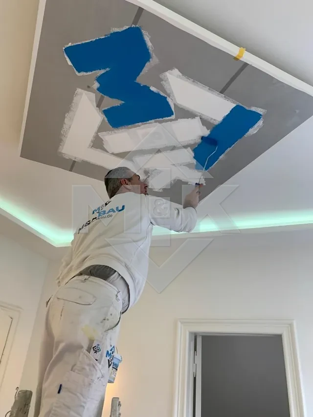 Mitarbeiter bei der Ausführung eines Decken- und Lichtdetails