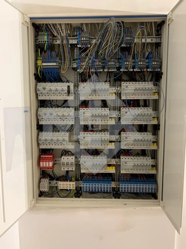 Sauber aufgebaute Elektroverteilung